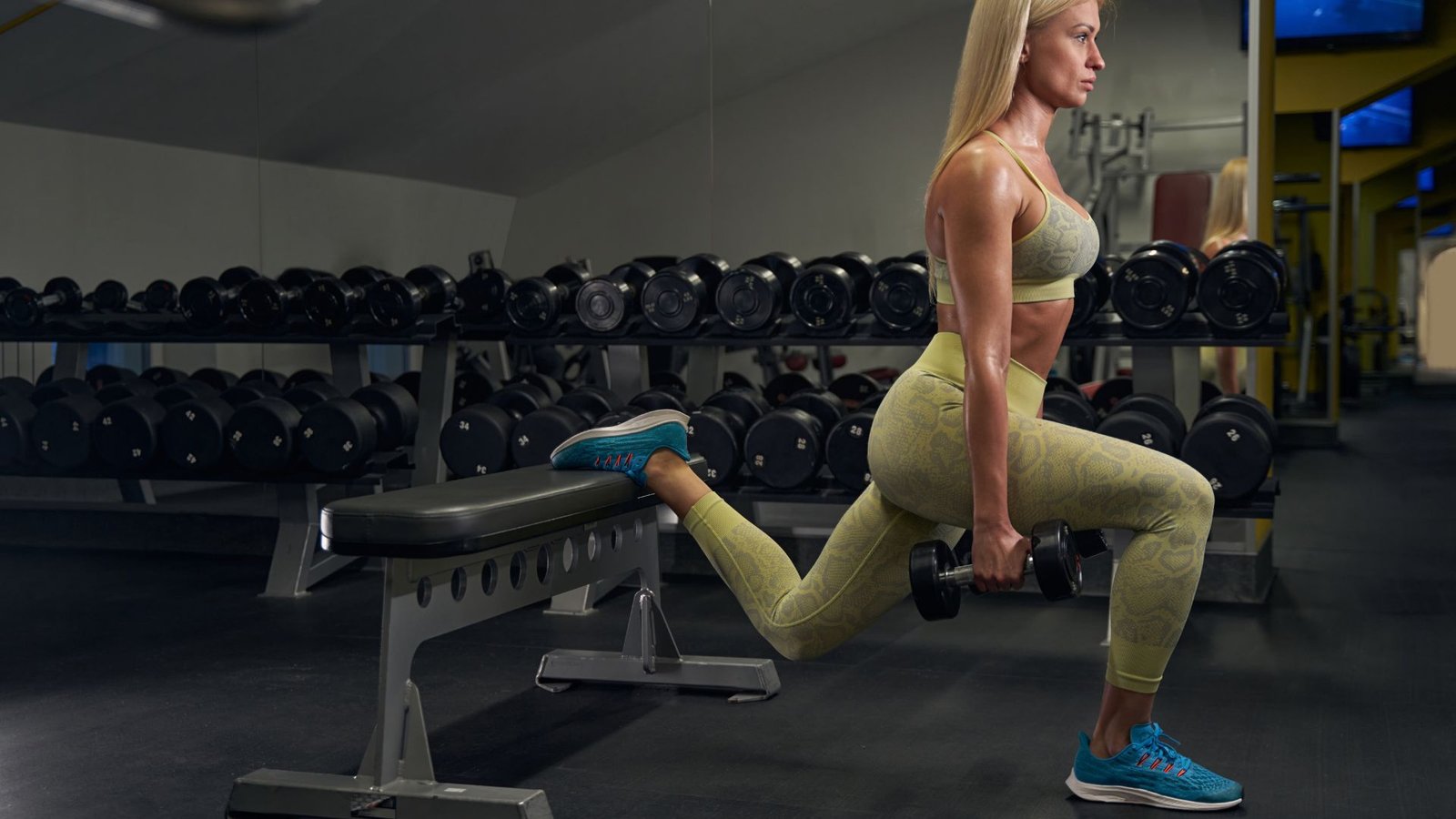 leg workout with dumbbell